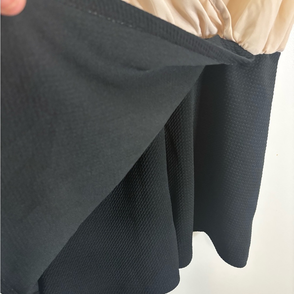 Chic Two-Tone V-Neck Romper - Picture 3 of 10
